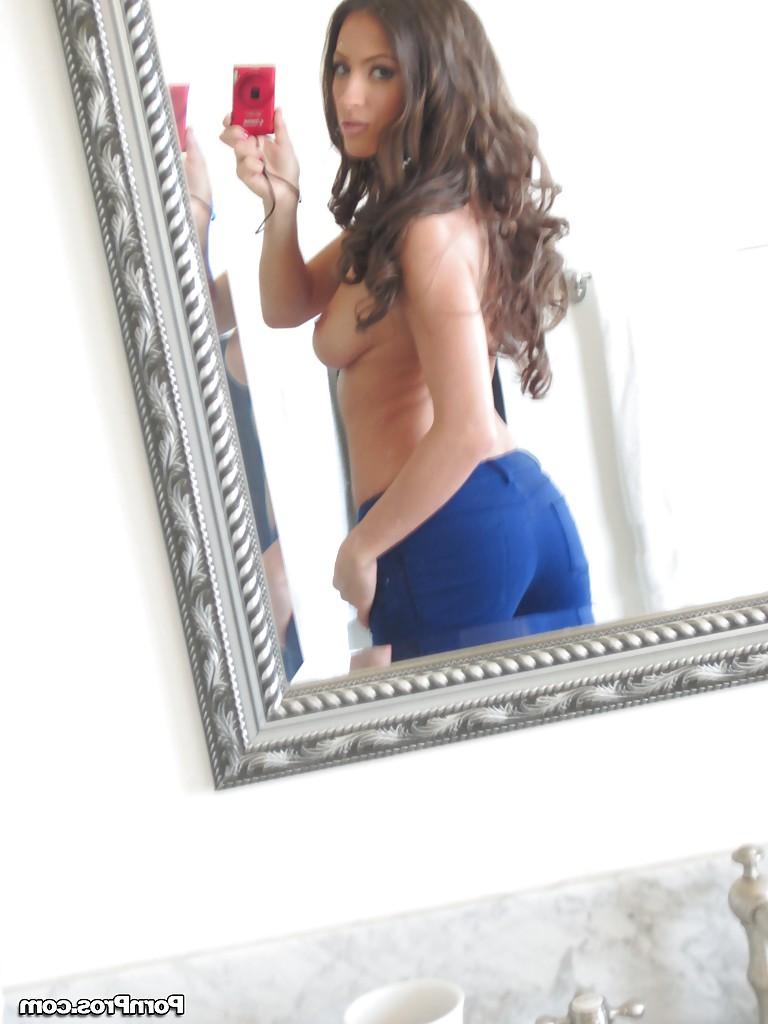 16P Babe Lizz Tayler is undressing and making some sexy selfies!