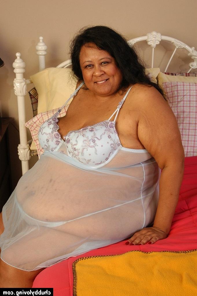 16P SSBBW Debrina lets fat tits loose from lingerie for nipple licking