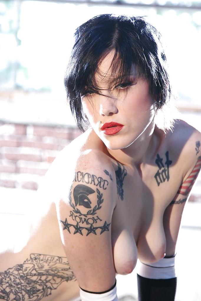 16P Tattooed raven-haired babe Cadence Cross masturbating her cunt