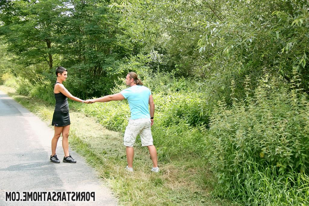 16P Short-haired european pornstar goes down on a swollen cock outdoor