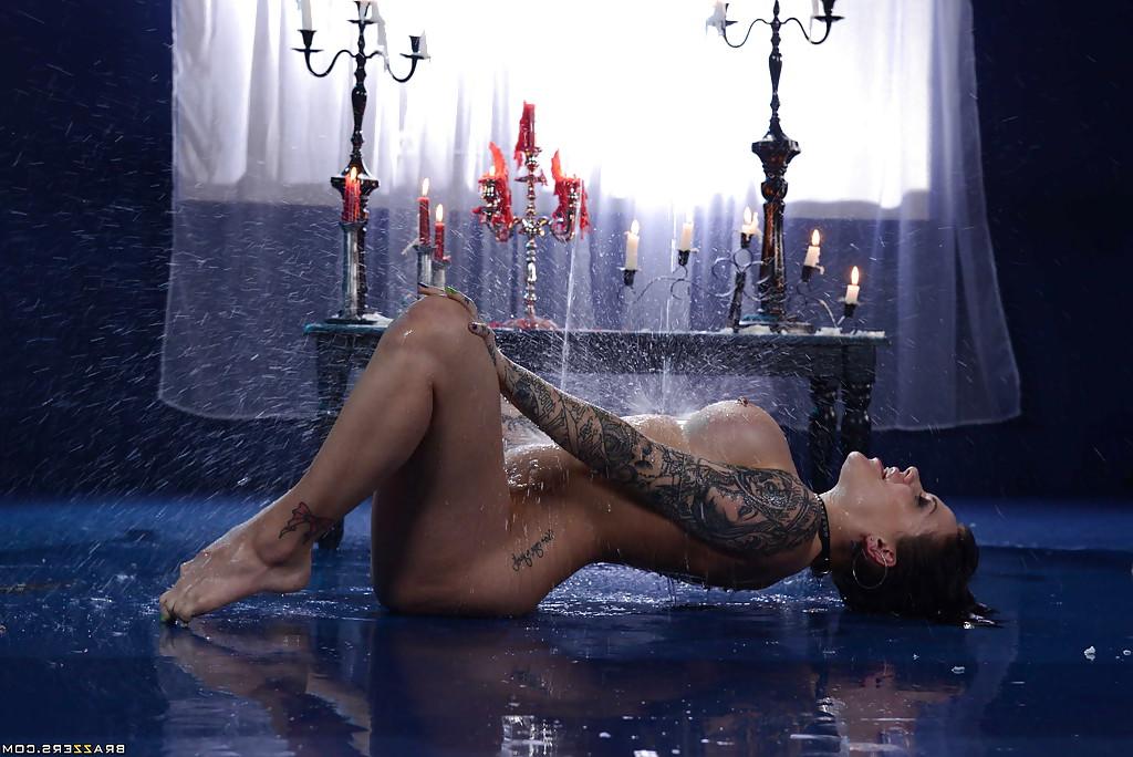 16P Tattooed babe Karmen Karma spreading wet pussy in candle lit bathtub