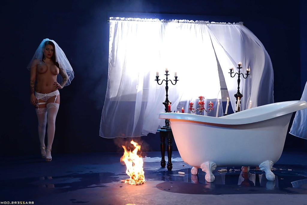 16P Tattooed babe Karmen Karma spreading wet pussy in candle lit bathtub