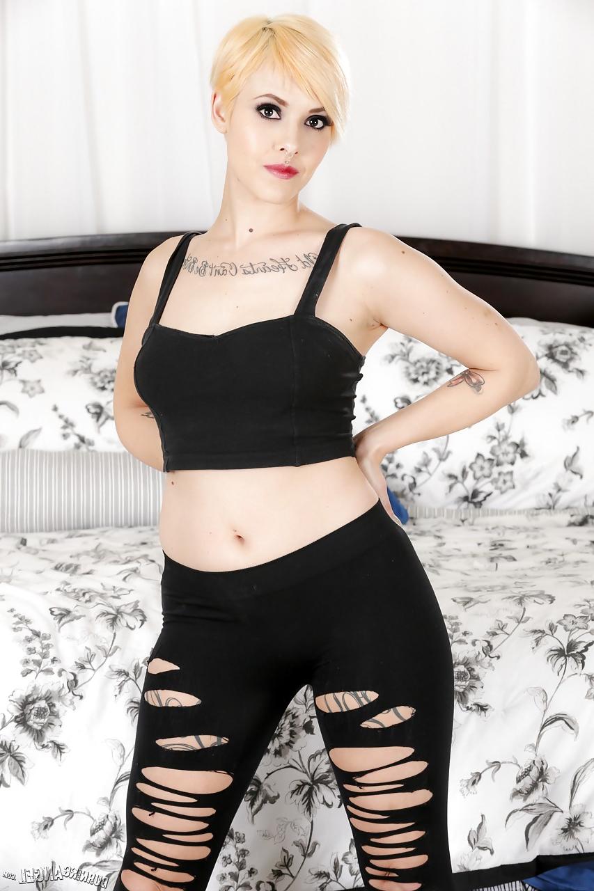 15P Glamour girl Chelsea Grinds in sexy tights spreading hot ass wearing heels
