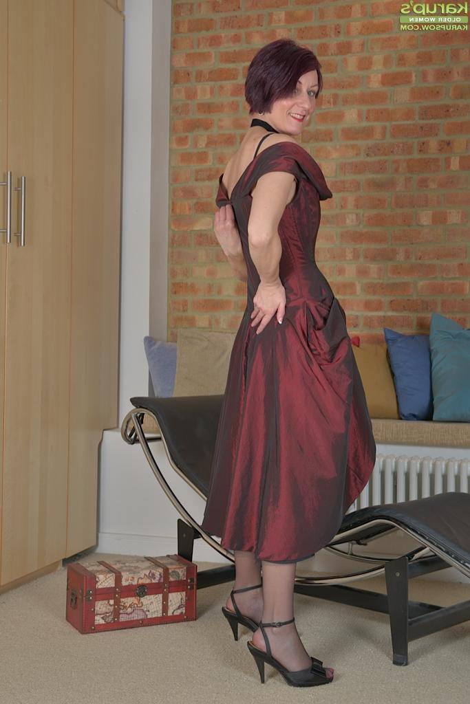 16P Short haired mature lady Penny Brooks undressing for underwear photo spread