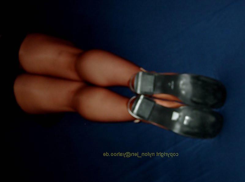 25P Pantyhose and miniskirt