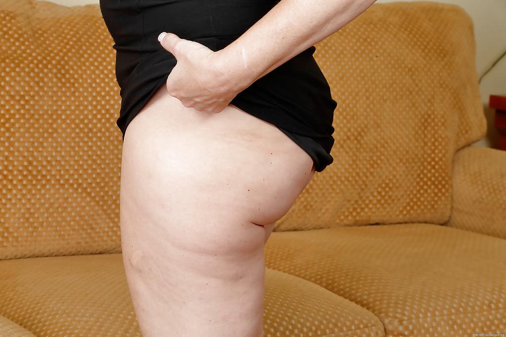 16P Amateur fat Brandie Sweet stretches her hot shaved puss with pleasure