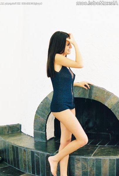 15P Alexa Model gives us a peek at her tits