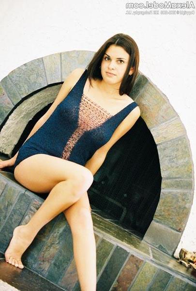 15P Alexa Model gives us a peek at her tits