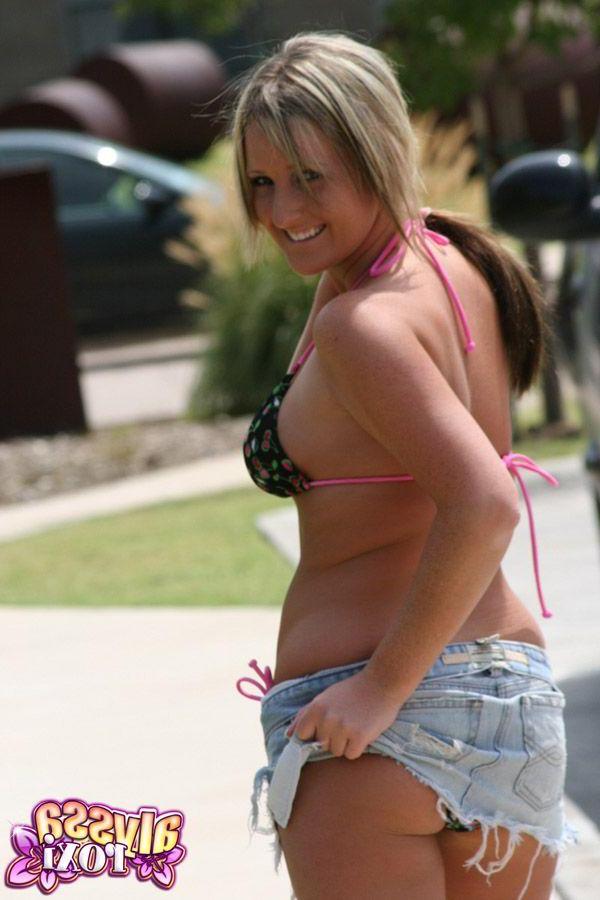 12P Pictures of teen model Alyssa Roxi flaunting a sexy bikini top and short shorts