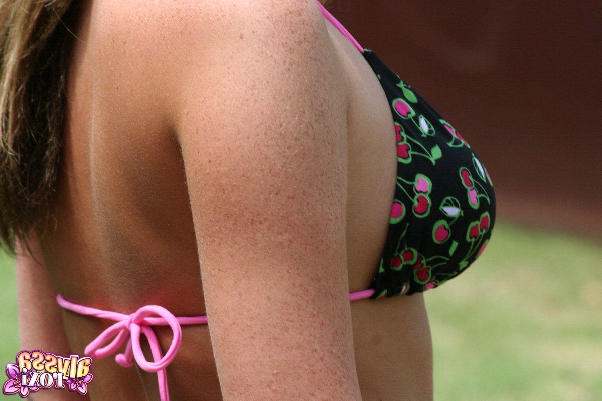 20P Pictures of Alyssa Roxi giving you some candid shots outside