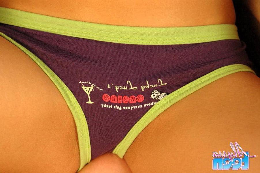 15P Pictures of Alyssa Teen giving you a hot tease at home