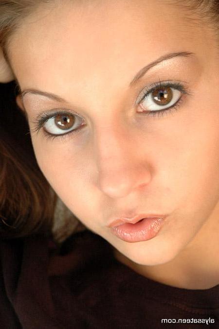 15P Pictures of teen model Alyssa Teen advertising her sex skills