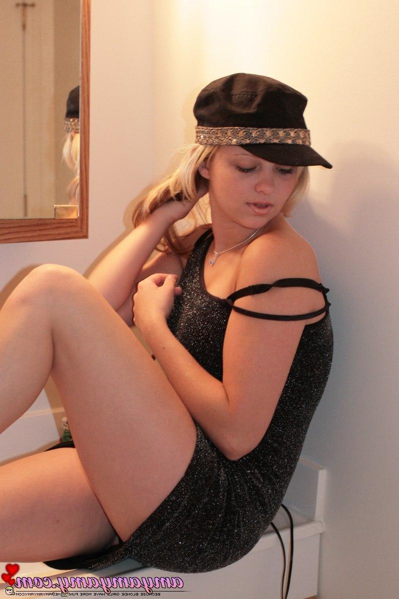 20P Pictures of Amy Amy Amy giving you a tease in the bathroom