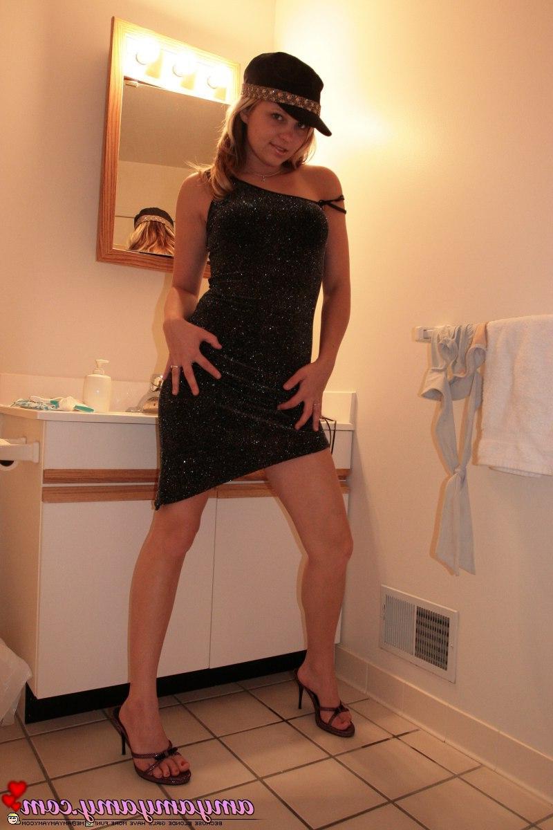 20P Pictures of Amy Amy Amy giving you a tease in the bathroom