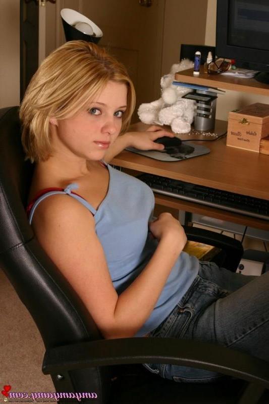 16P Amy strips out of her tight jeans