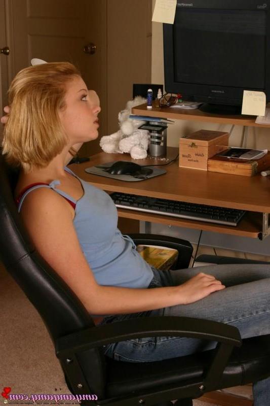 16P Amy strips out of her tight jeans