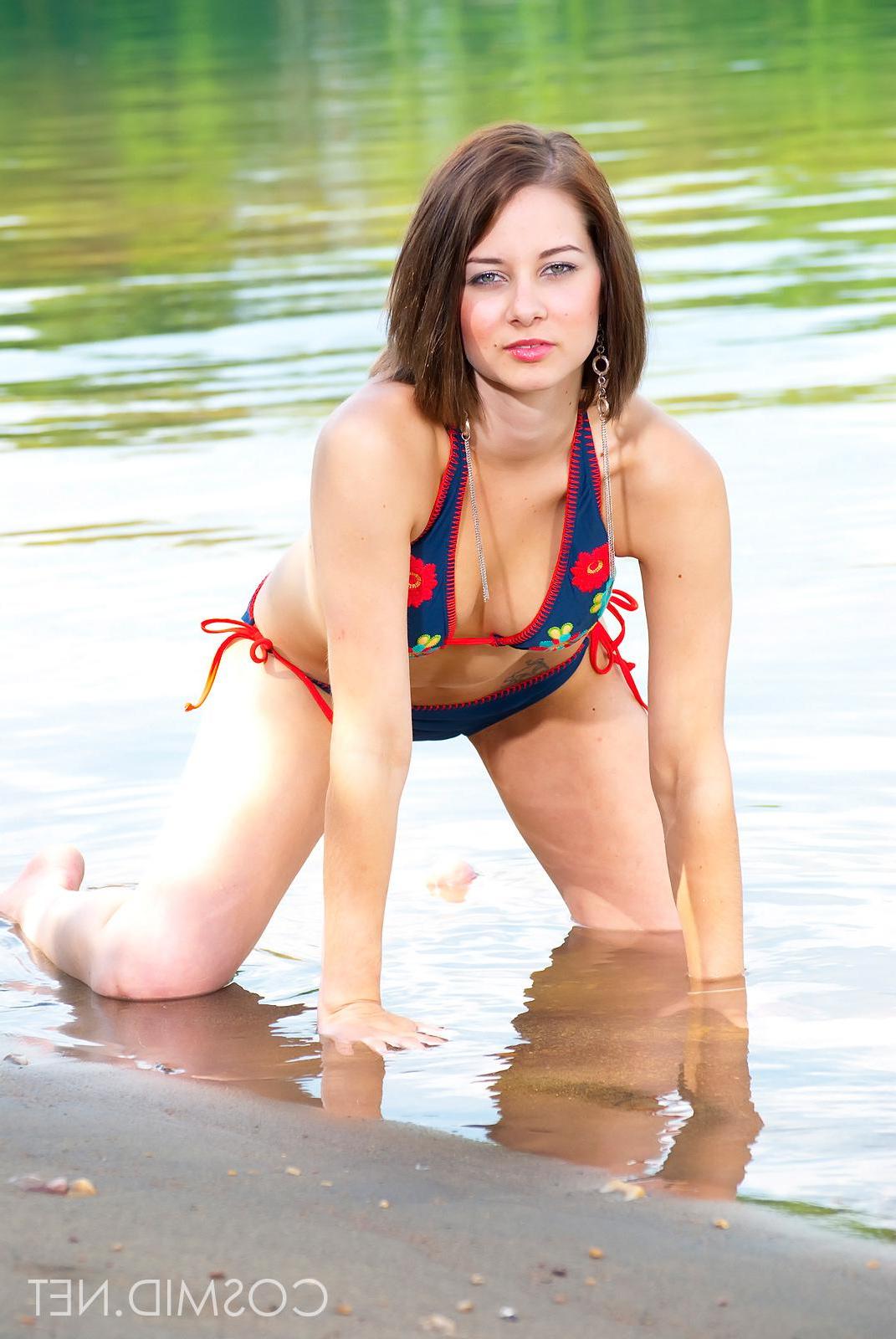 16P Pictures of hot amateur girl Amy showing off in a sexy bikini