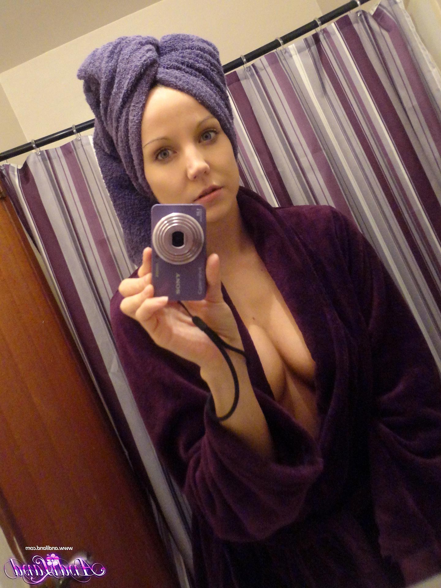 15P Pictures of Andi taking sexy pics of herself in the bathroom