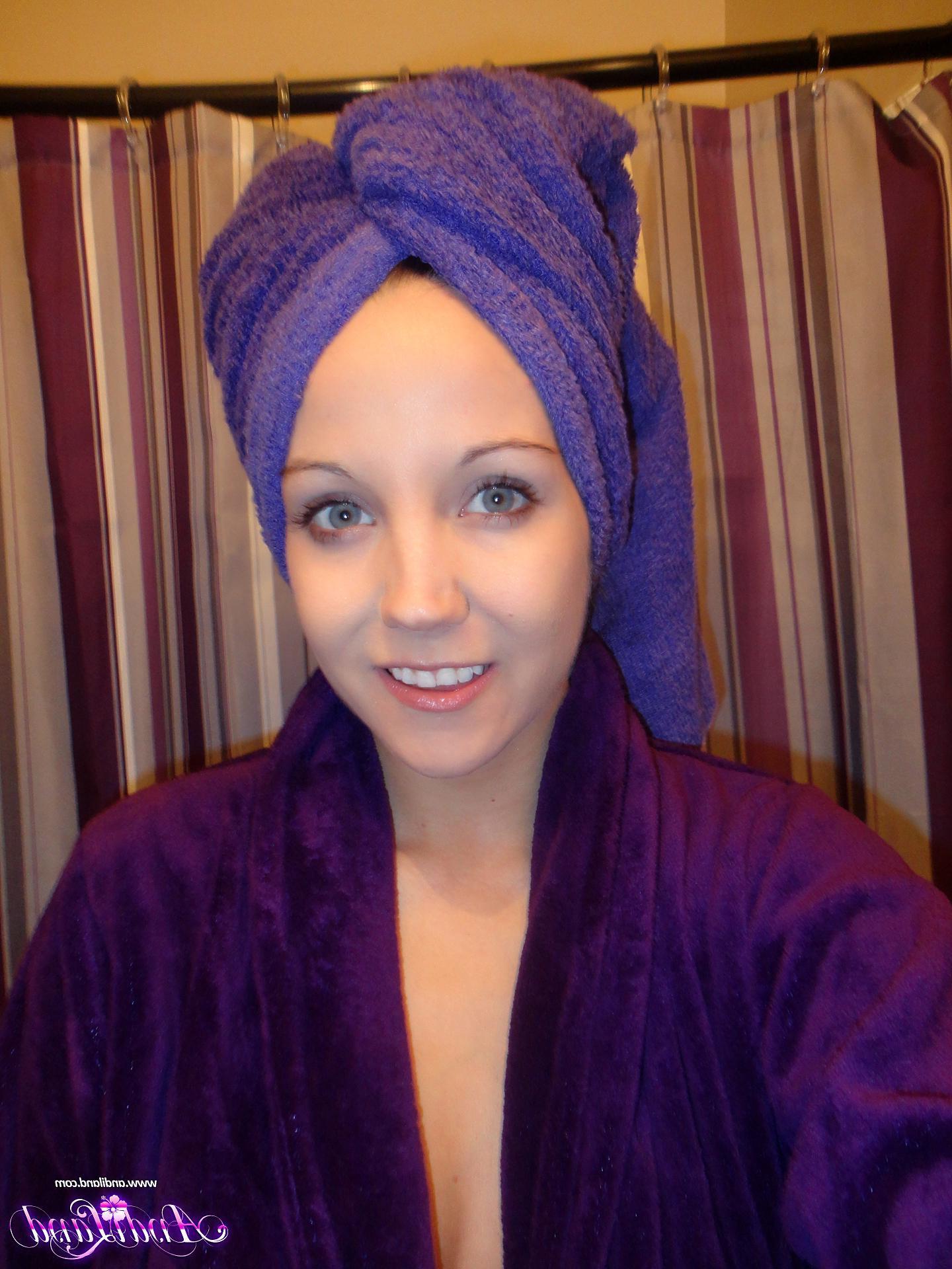 15P Pictures of Andi taking sexy pics of herself in the bathroom