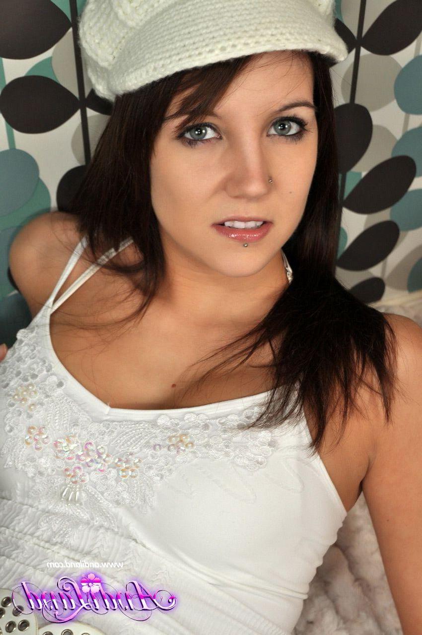 15P Pictures of teen babe Andi giving your cock a tease