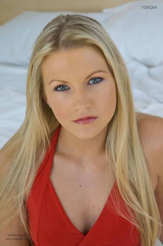 12P Blonde babe Vanesa shows you her tight pussy in bed