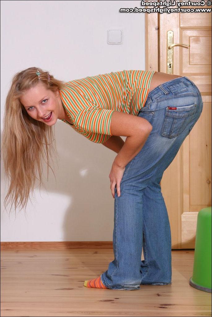 20P Pictures of Courtney Lightspeed stripping off her jeans