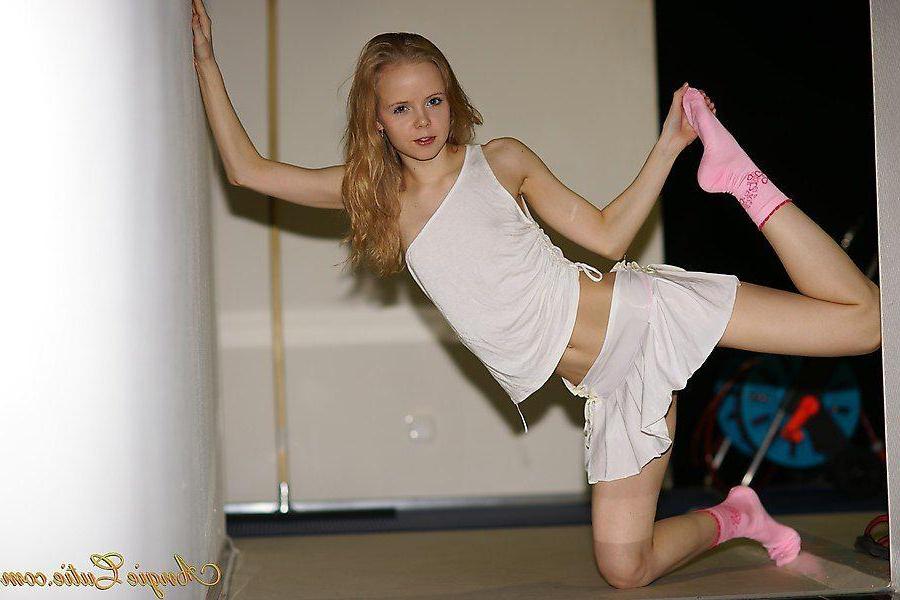 20P Pictures of teen cutie Angie giving you her pussy