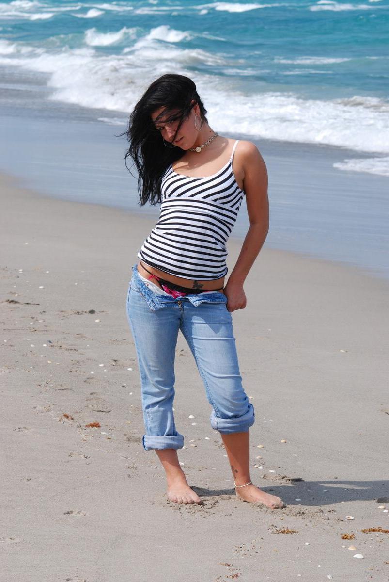 20P Pictures of teen Angie Ryan giving you a hot tease on the beach