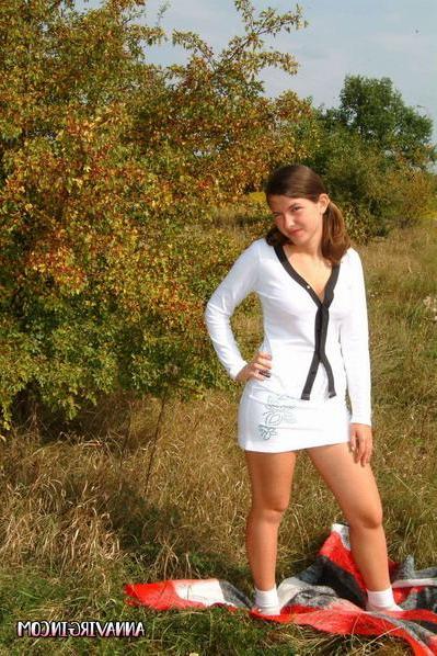 16P Pictures of teen model Anna Virgin getting naked outside