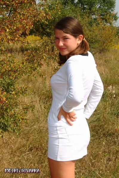 16P Pictures of teen model Anna Virgin getting naked outside