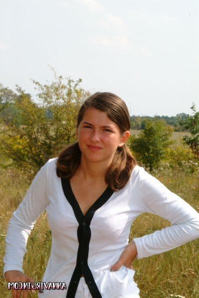 16P Pictures of teen model Anna Virgin getting naked outside