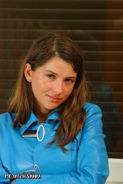 16P Pictures of teen model Anna Virgin chilling in her panties
