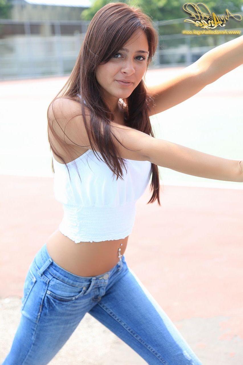 16P Pictures of Annabelle Angel teasing in tight jeans