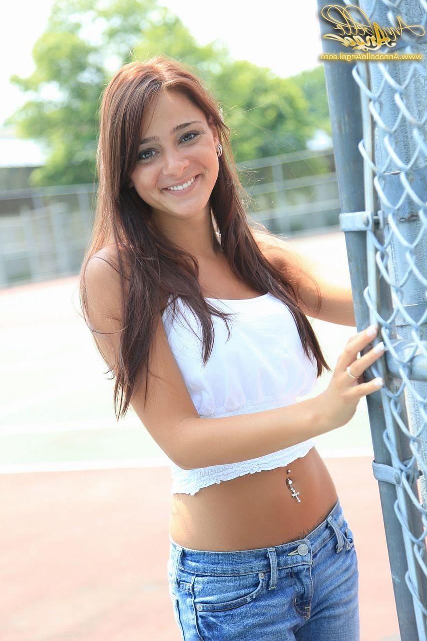 16P Pictures of Annabelle Angel teasing in tight jeans