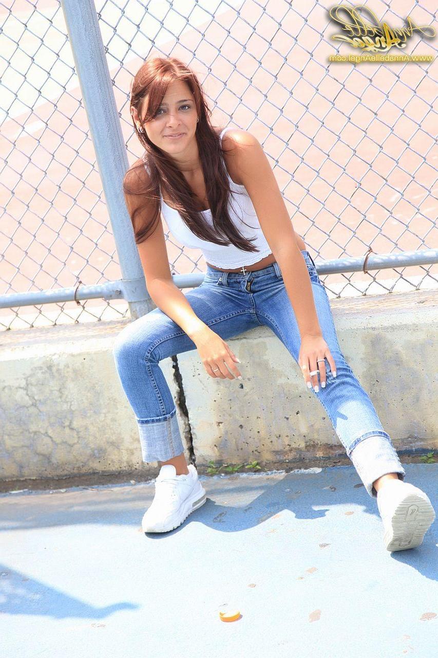 16P Pictures of Annabelle Angel teasing in tight jeans