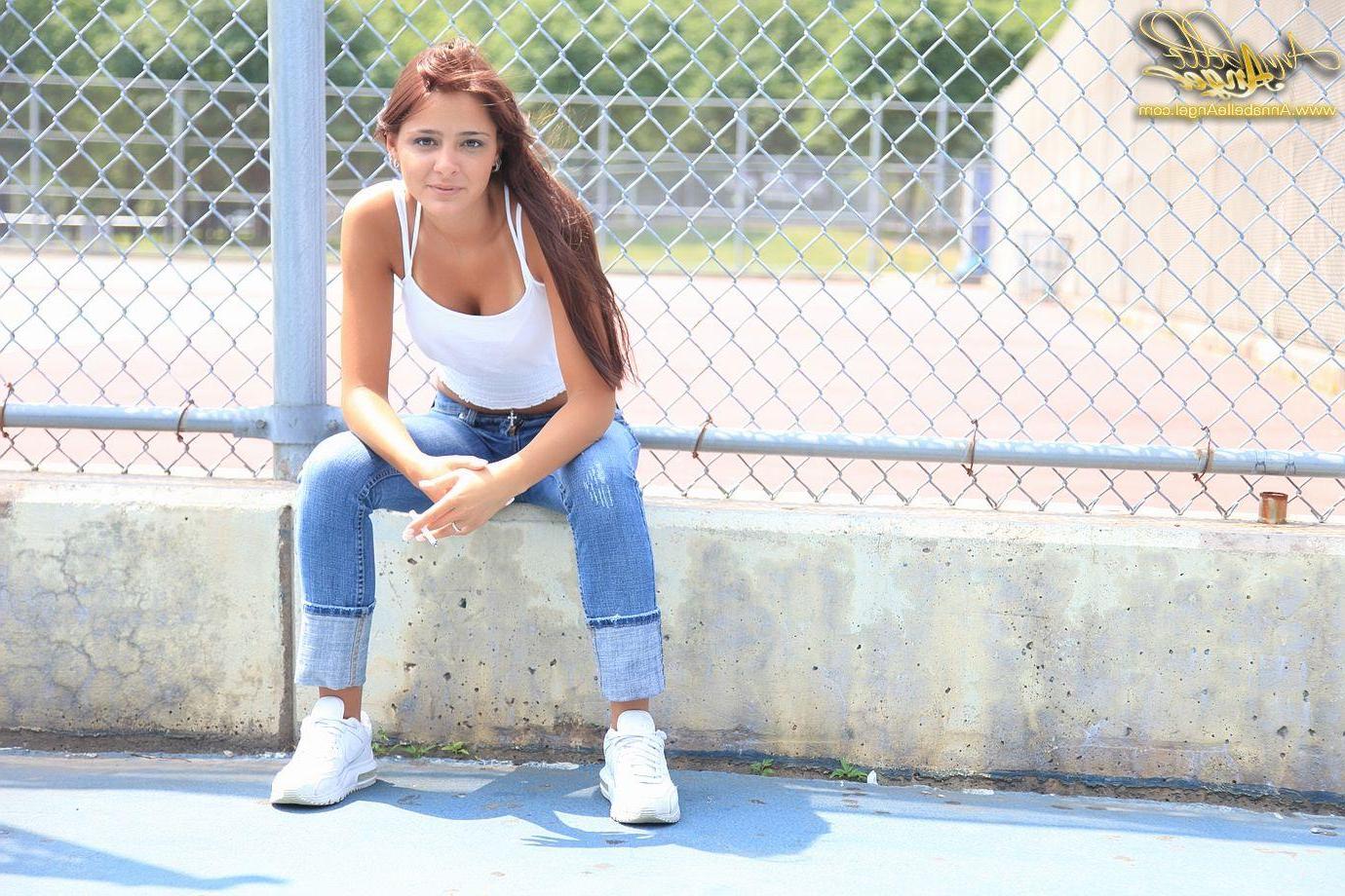 16P Pictures of Annabelle Angel teasing in tight jeans