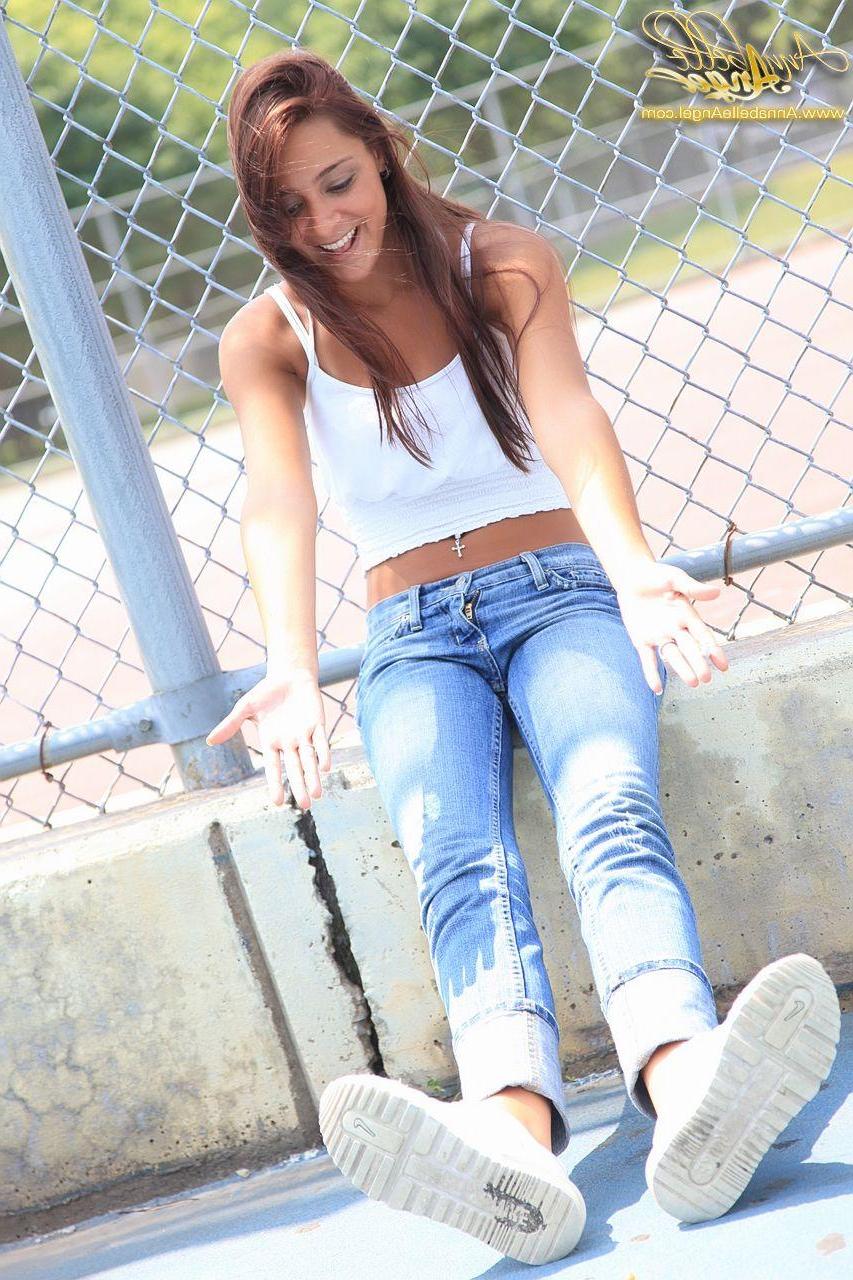 16P Pictures of Annabelle Angel teasing in tight jeans