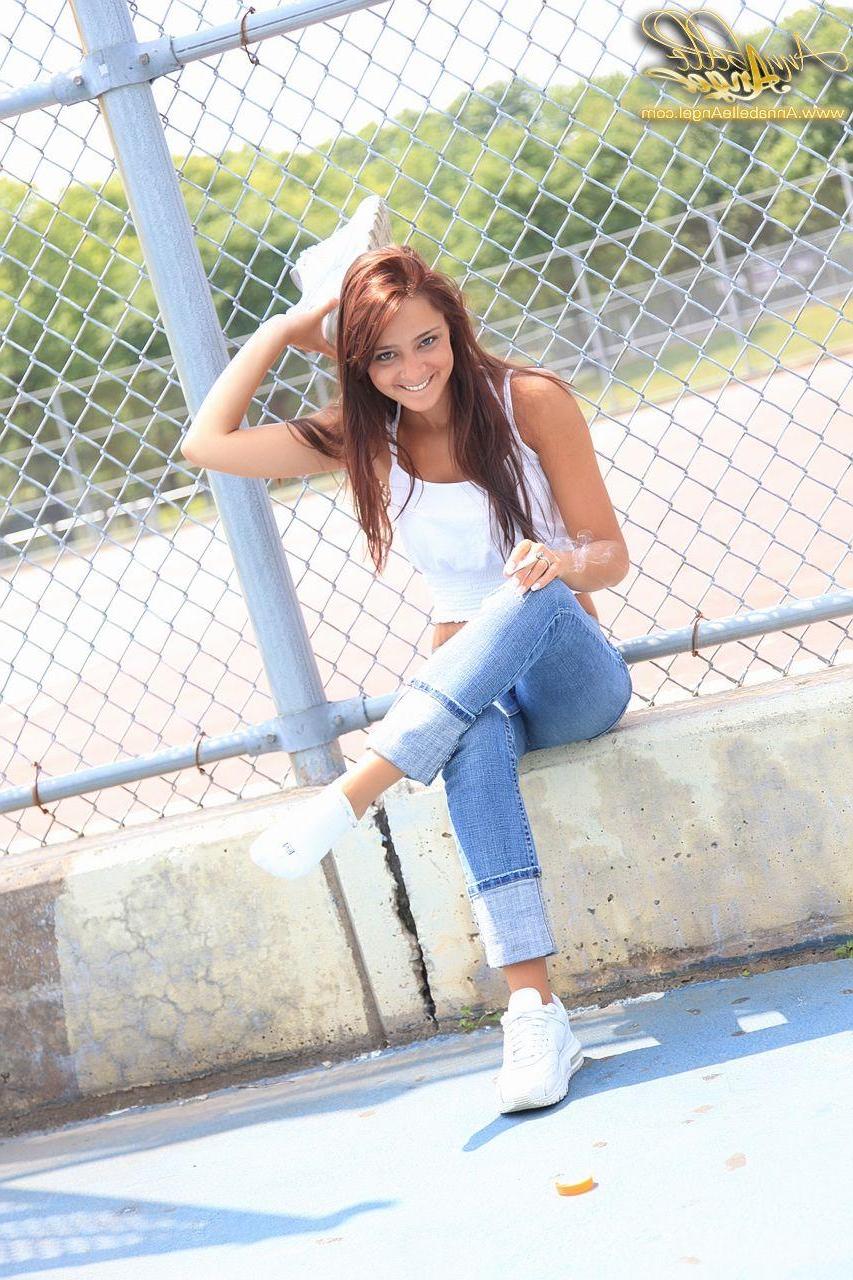 16P Pictures of Annabelle Angel teasing in tight jeans