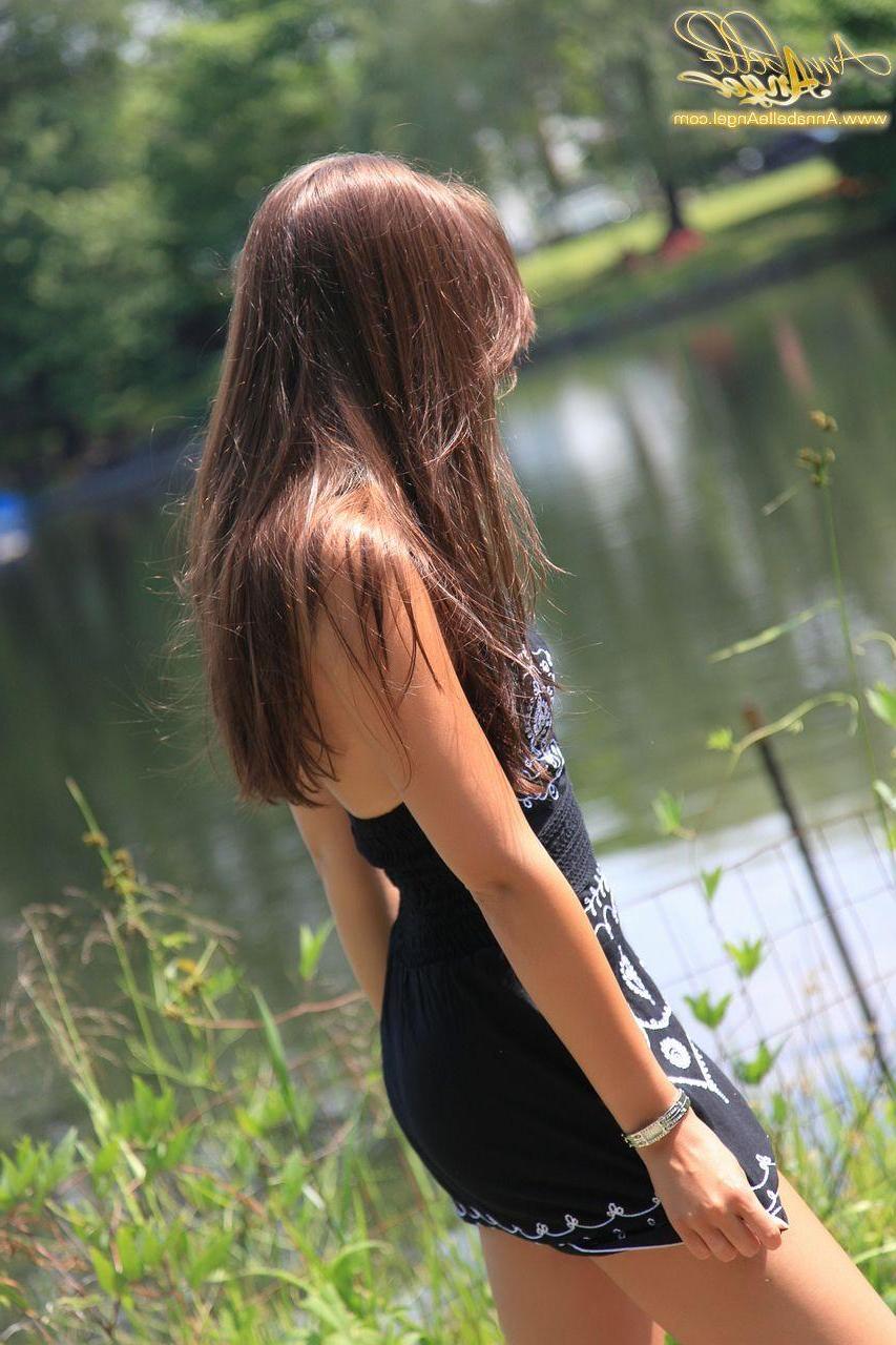 16P Pictures of teen cutie Annabelle Angel giving you a hot tease outside