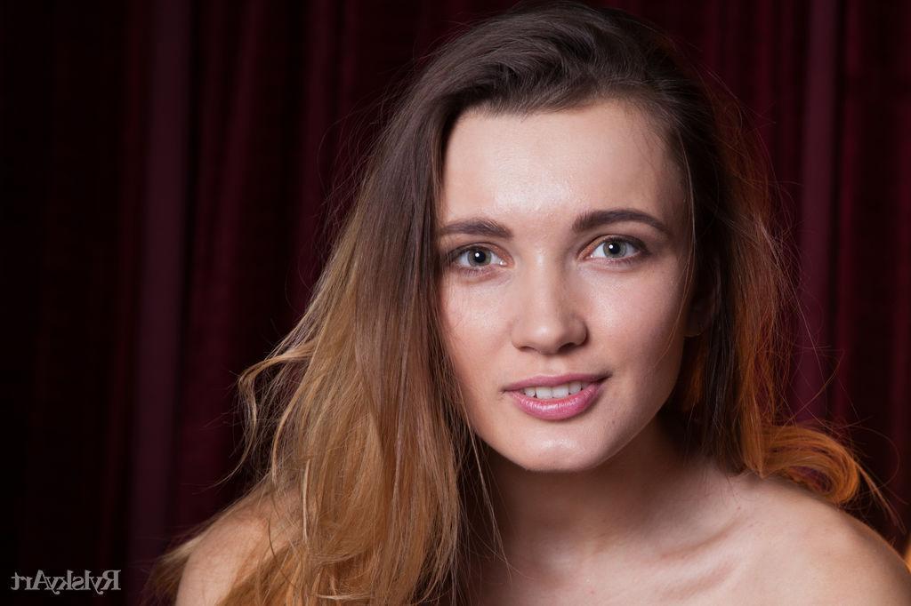 16P Beautiful girl Aria Bella strips out of her jeans for you in "Stelo"