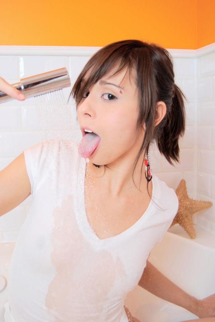 15P Pictures of Ariel Rebel getting her body all soaking wet