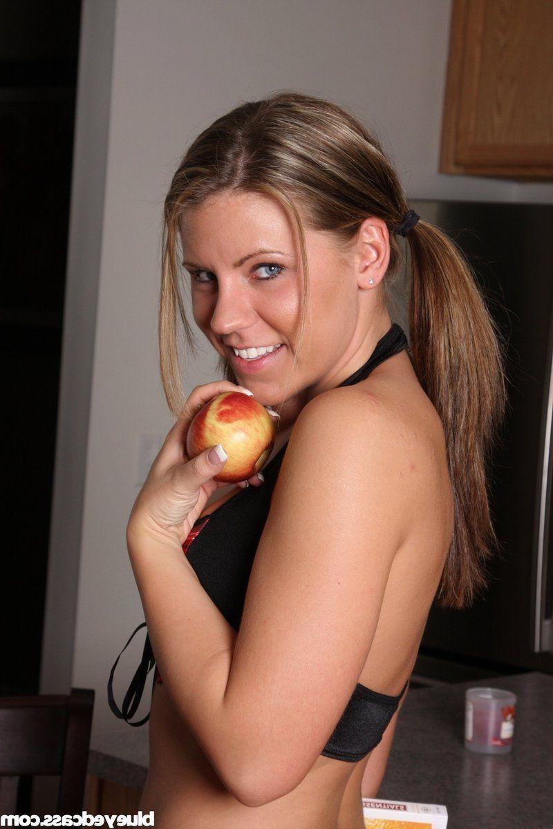 15P Pictures of teen model Blueyed Cass ready for her lesson in sex