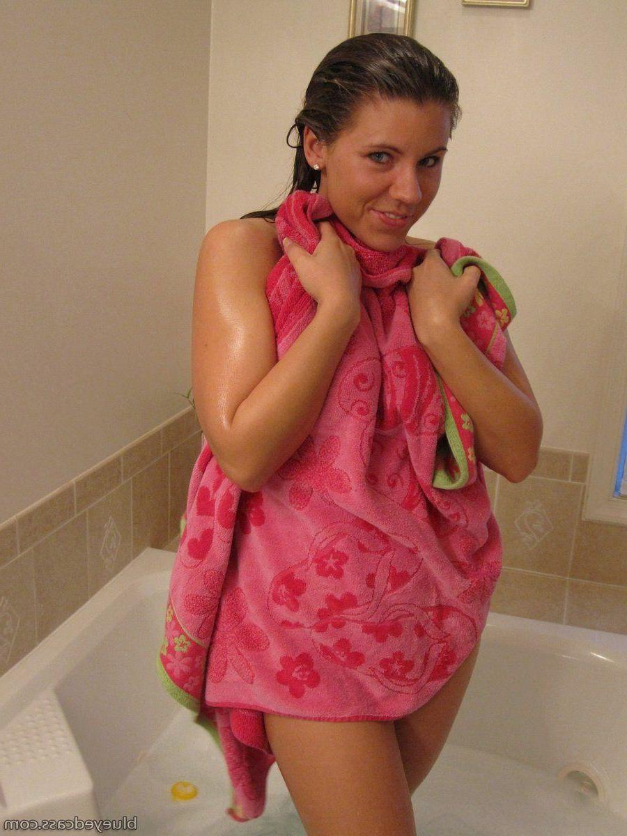 15P Pictures of teen model Blueyed Cass getting all wet for you