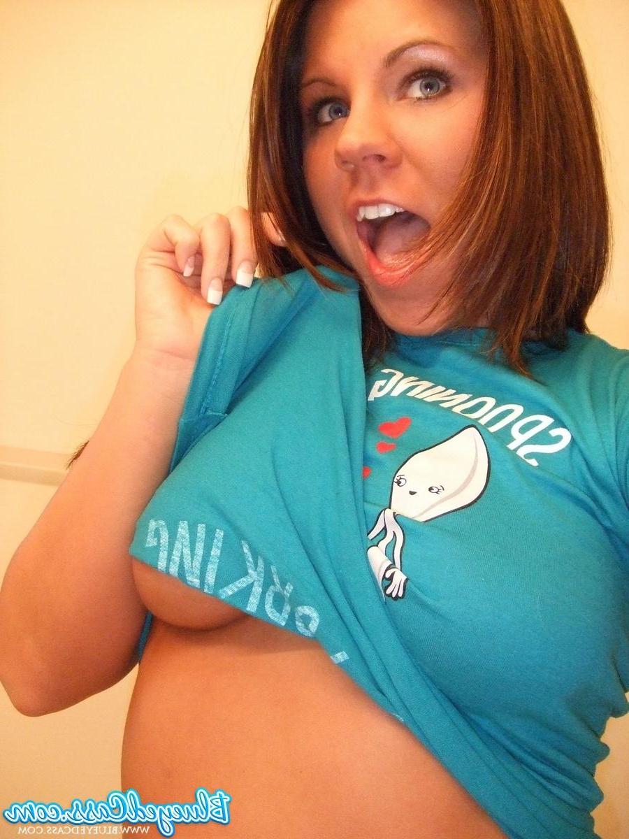 15P Pictures of teen model Blueyed Cass giving you a hot strip tease