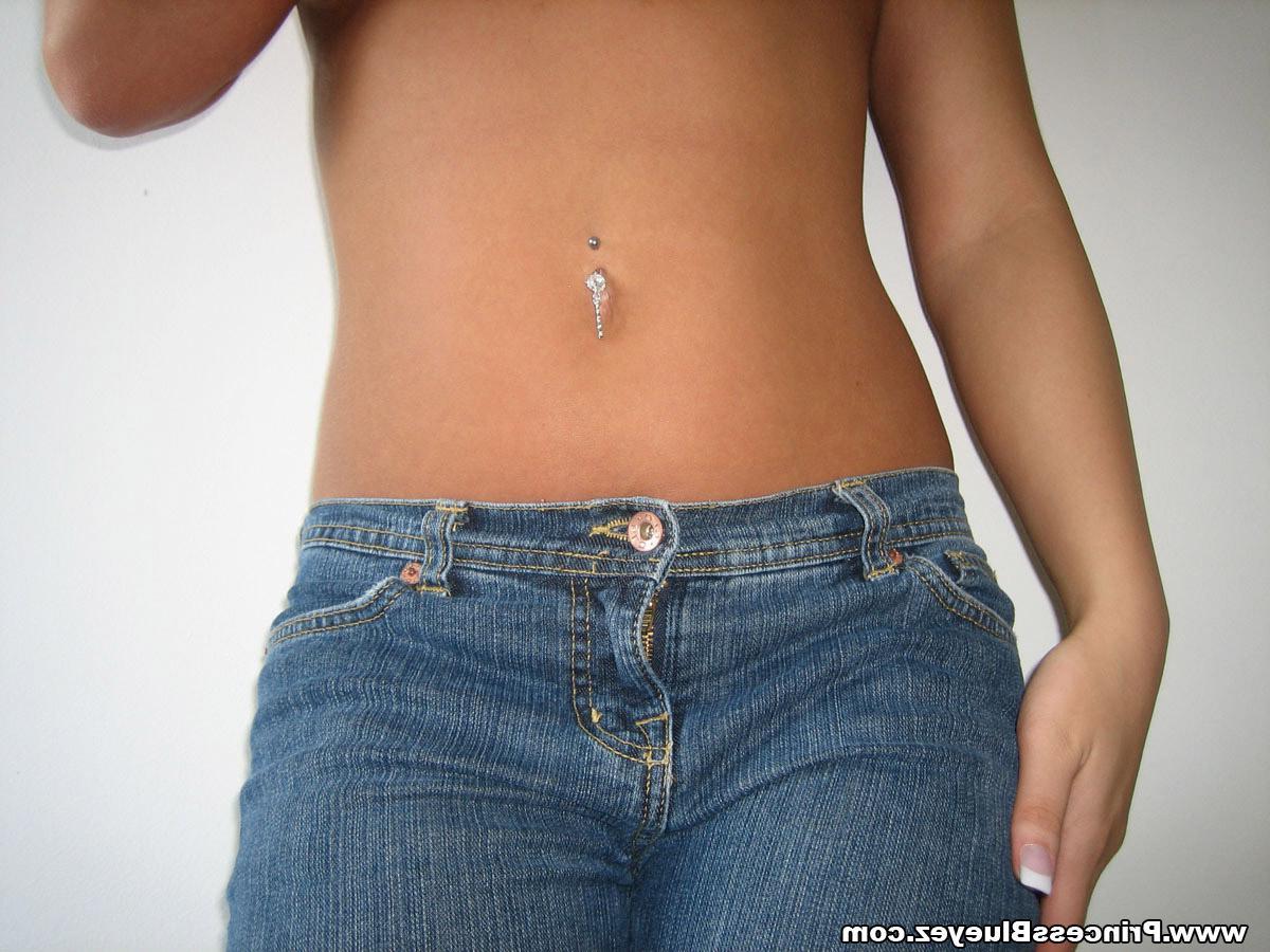 20P Pictures of Princess Blueeyez getting topless in her jeans