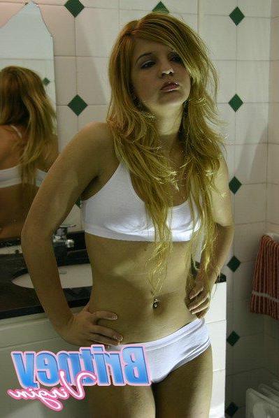 15P Pictures of Britney Virgin teasing in the bathroom