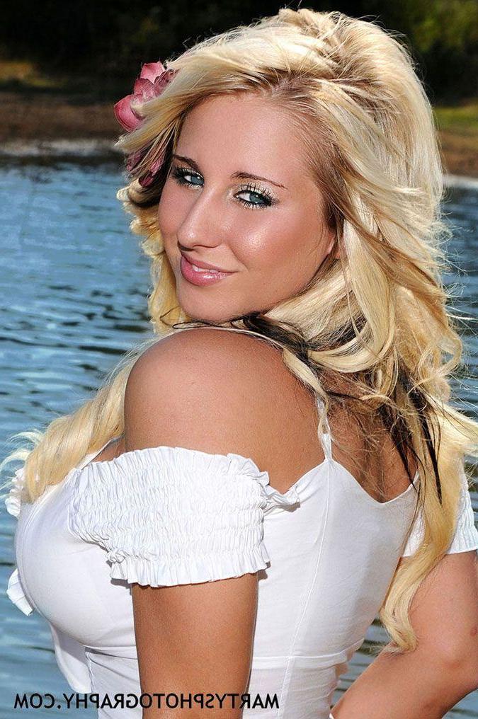 16P Pictures of teen model Brooke Becker teasing with her hotness