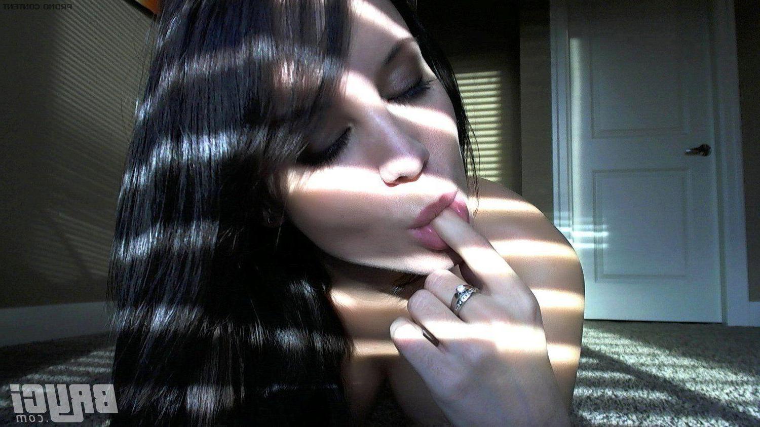 15P Pictures of Bryci giving you a hot steamy tease
