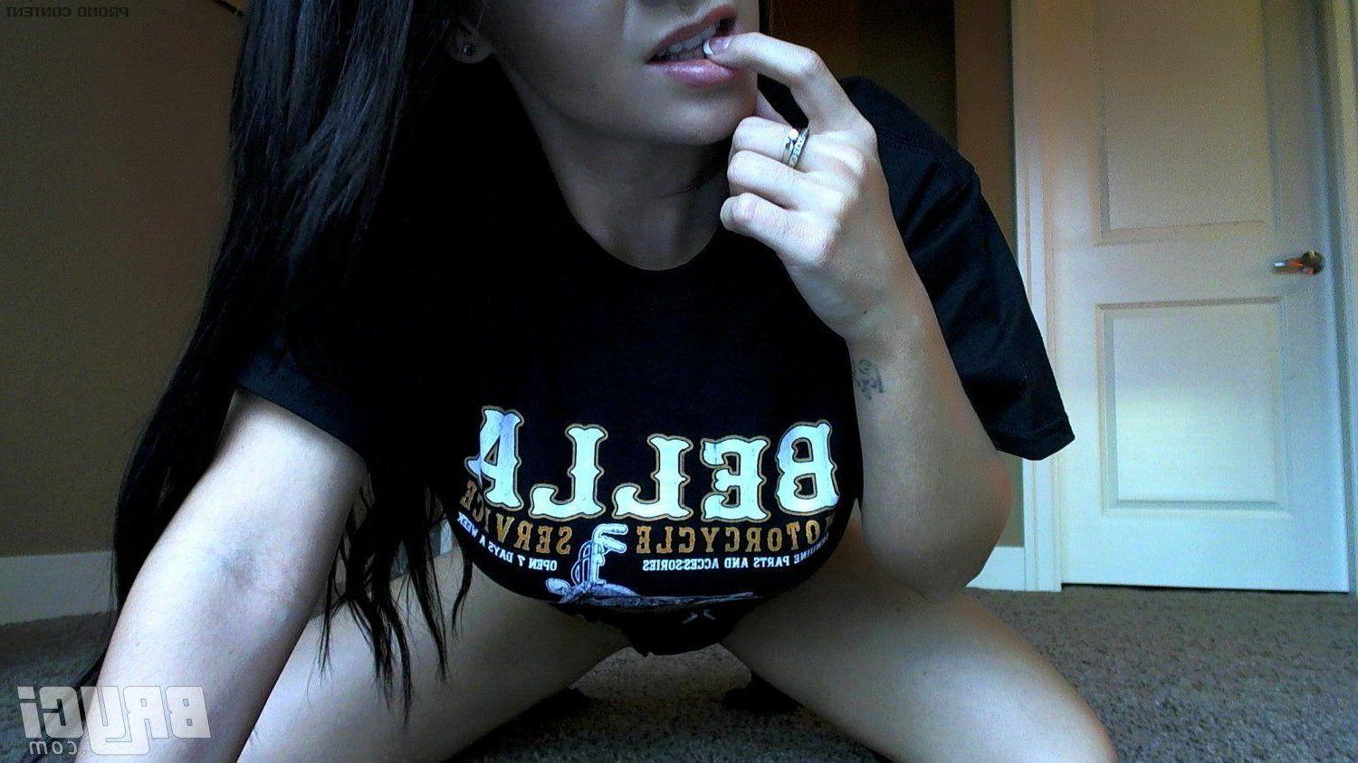 15P Pictures of Bryci giving you a hot steamy tease