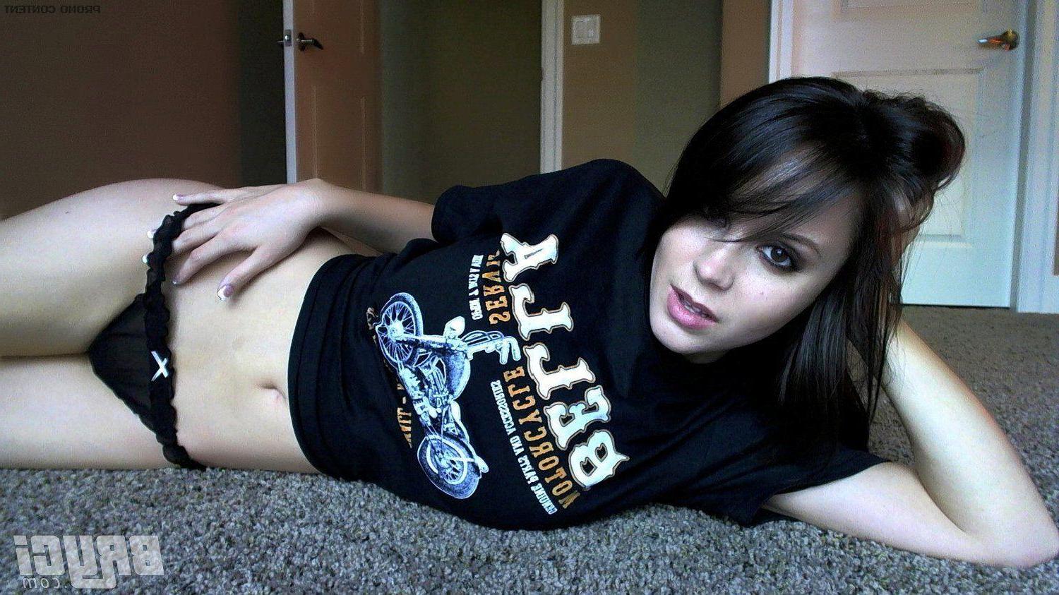15P Pictures of Bryci giving you a hot steamy tease
